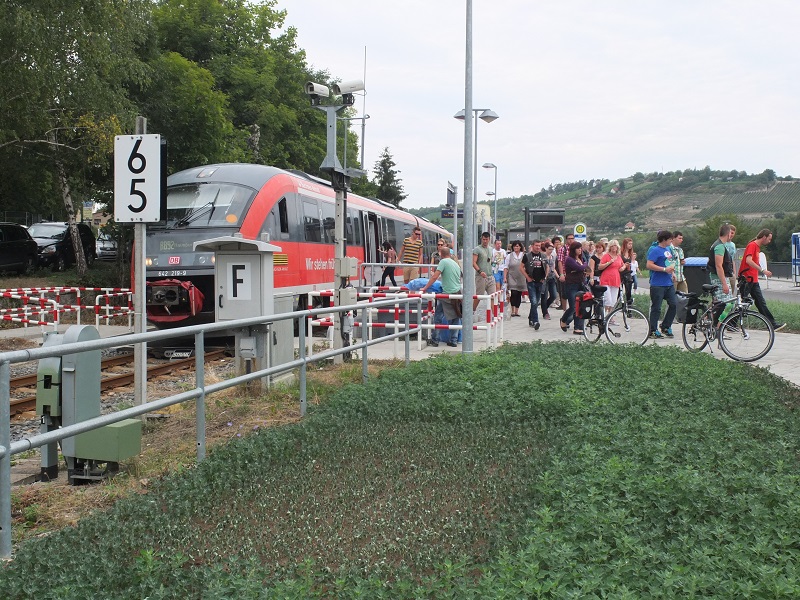 Voller Bahnsteig zum Winzerfest am 08.09.2013 am neuen Haltepunkt in Freyburg.
(Foto: G�nther G�bel)