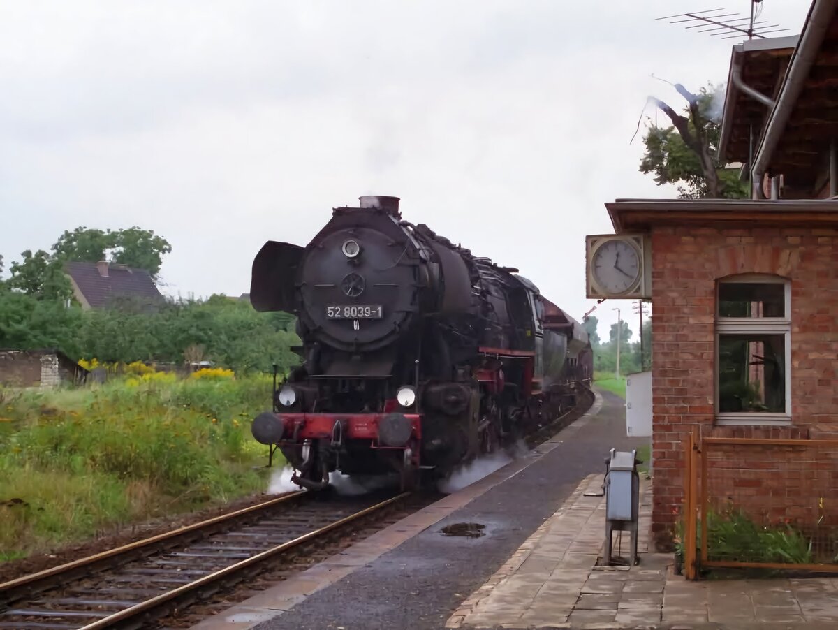 Vor 29 Jahren, am 24.08.1996 war die 52 8039-1 der IGE Werrabahn Eisenach e.V. auf der Unstrutbahn in Kirchscheidungen mit einem Fotogüterzug von Sondershausen nach Freyburg (U) unterwegs. (Foto: Kay Baldauf)