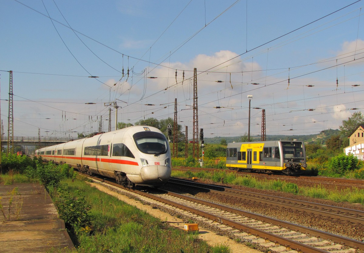 W�hrend der DB 411 057-3  Innsbruck  als ICE 1612 (M�nchen Hbf - Hamburg-Altona) ohne Halt den Naumburger Hauptbahnhof passiert, f�hrt am 08.09.2015 Burgenlandbahn 672 913 als RB 34870 (Naumburg Ost - Wangen) gerade ins Unstruttal. 