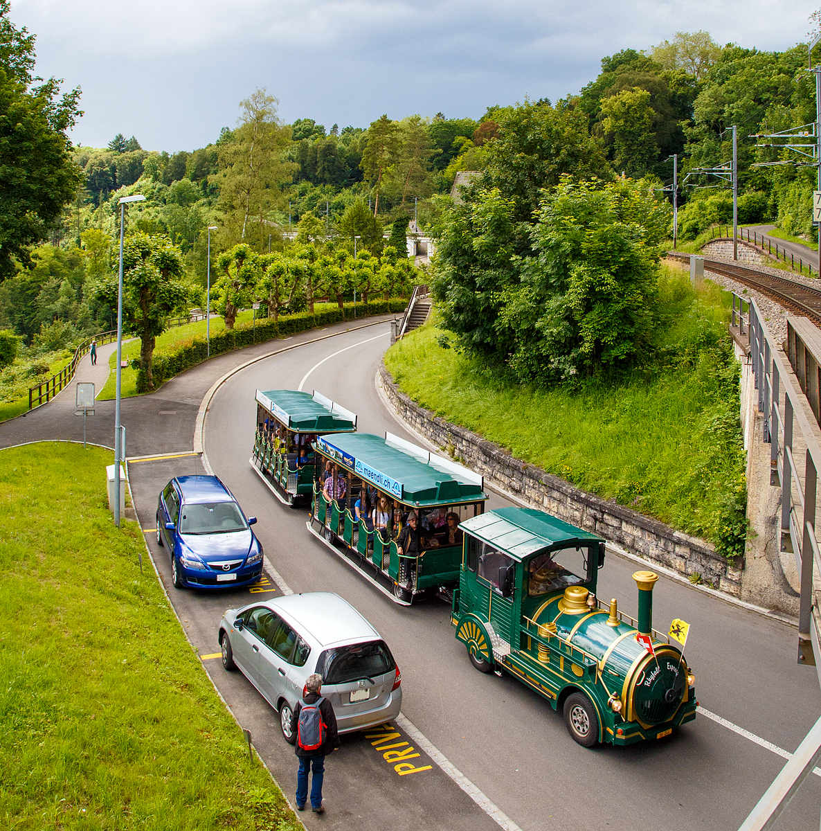 
Während einer der Webmaster nur zuschaut, machte ich doch schnell ein Foto....;-) 

Der Rhyfall Express am 18.06.2016 in Neuhausen am Rheinfall. 

Daten:
Lokbezeichnung:  Strassen Road Train T 120 Allrad
Basisfahrzeug:  Nissan 
Typengenehmigung: 3NA319 
Steigung max.: 8-10%   
Mit 2 Anhänger:  Road Train JTG (Allradlenkung)