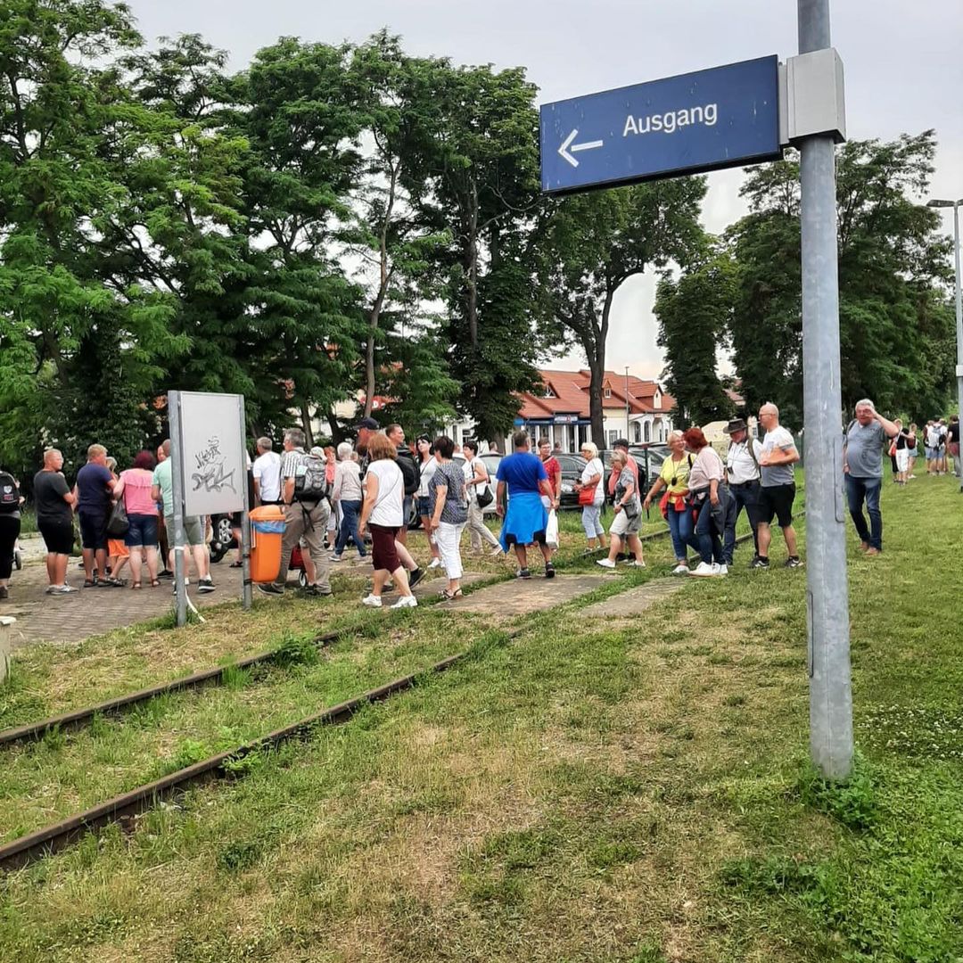 Zahlreiche Leute nutzten am vergangenen Pfingstsonntag, den 05.06.2022, die 2 Sonderzüge anlässlich der Saale-Weinmeile von und nach Roßleben. Die rege Teilnahme zeigt uns, dass die Nutzung der gesamten Unstrutbahn im Regeltakt sinnvoll wäre. (Foto: IG Unstrutbahn e.V.)