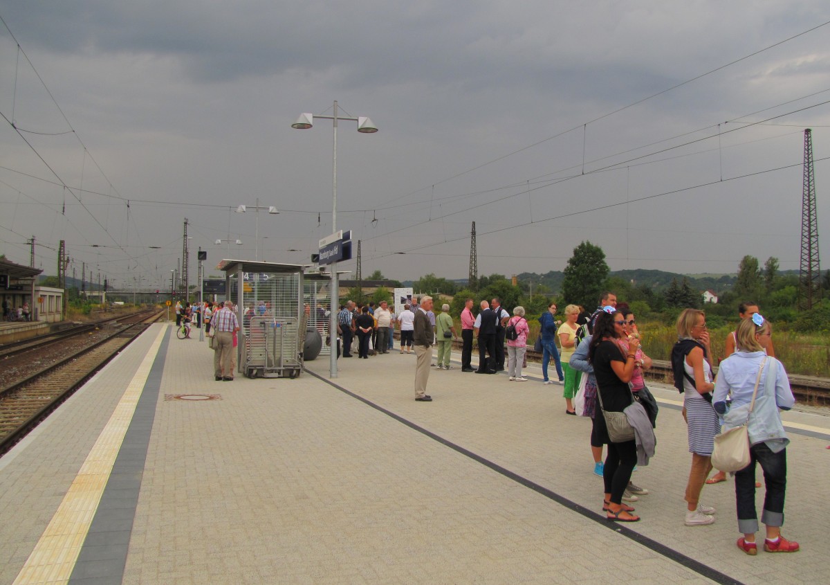 Zahlreiche Menschen wollten am Vormittag des 08.09.2013 mit dem Zug zum 80. Winzerfest nach Freyburg und warten auf Bahnsteig 4 und 5 in Naumburg Hbf auf den n�chsten Zug in die Weinstadt.