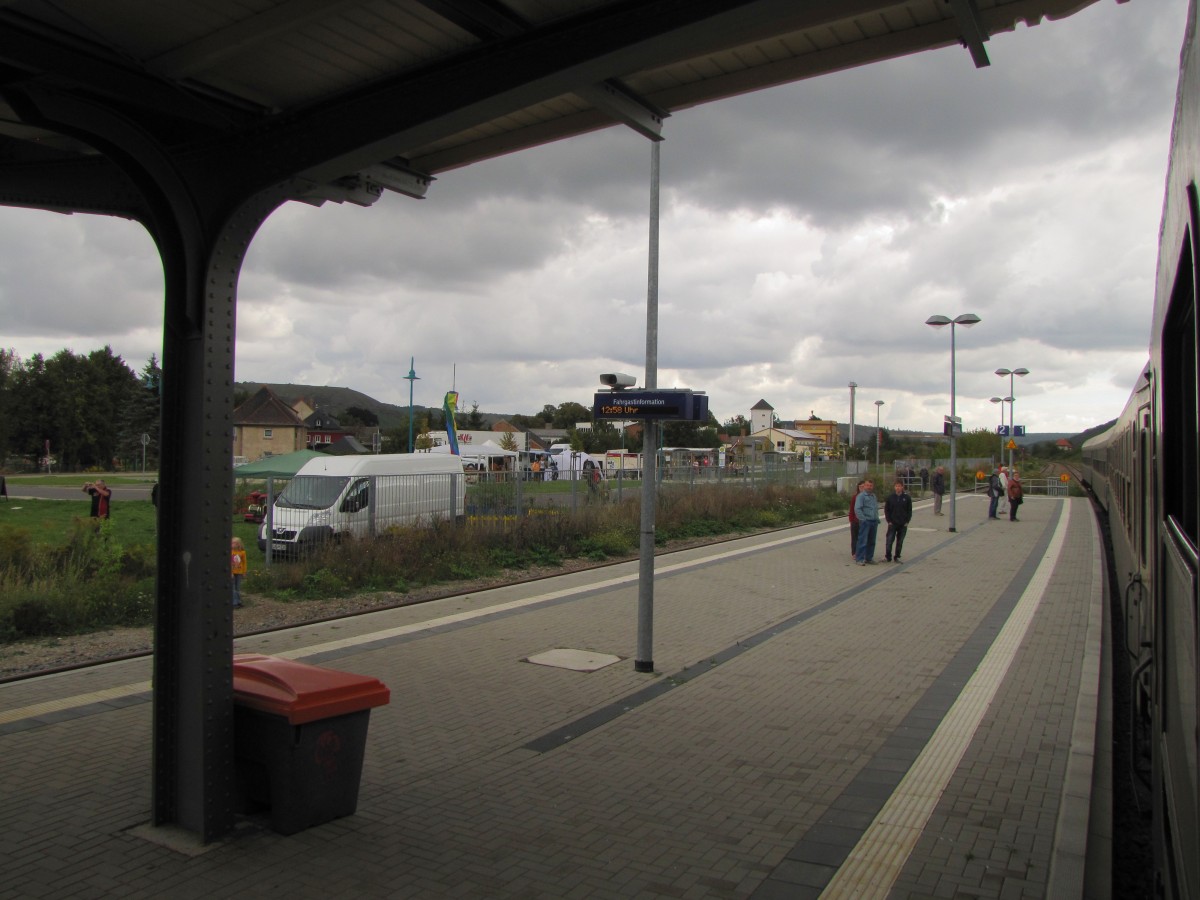 Zum Bahnhofsfest des Finnebahnvereins in Laucha am 27.09.2015 konnte der leere  Rotk�ppchen-Express II  aus Altenburg ab Freyburg als Sonderzug bis Karsdorf genutzt werden. In den nostalgischen DR-Wagen von DB Regio Th�ringen wurde bei offenem Fenster Laucha verlassen.