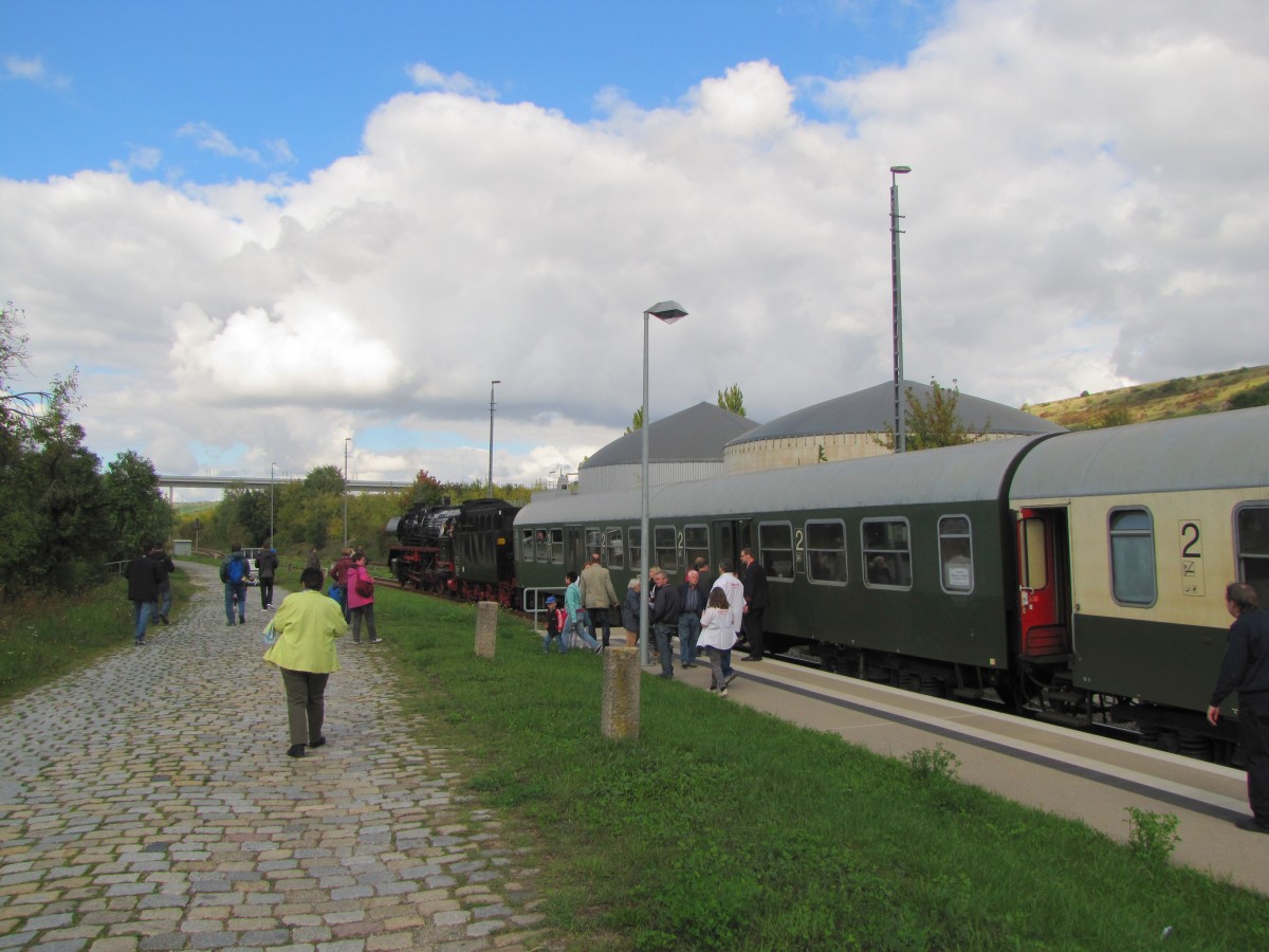 Zum Bahnhofsfest des Finnebahnvereins in Laucha am 27.09.2015 konnte der leere  Rotk�ppchen-Express II  aus Altenburg ab Freyburg als Sonderzug bis Karsdorf genutzt werden. Am neuen Haltepunkt in Karsdorf hie� es dann  Alle aussteigen ...