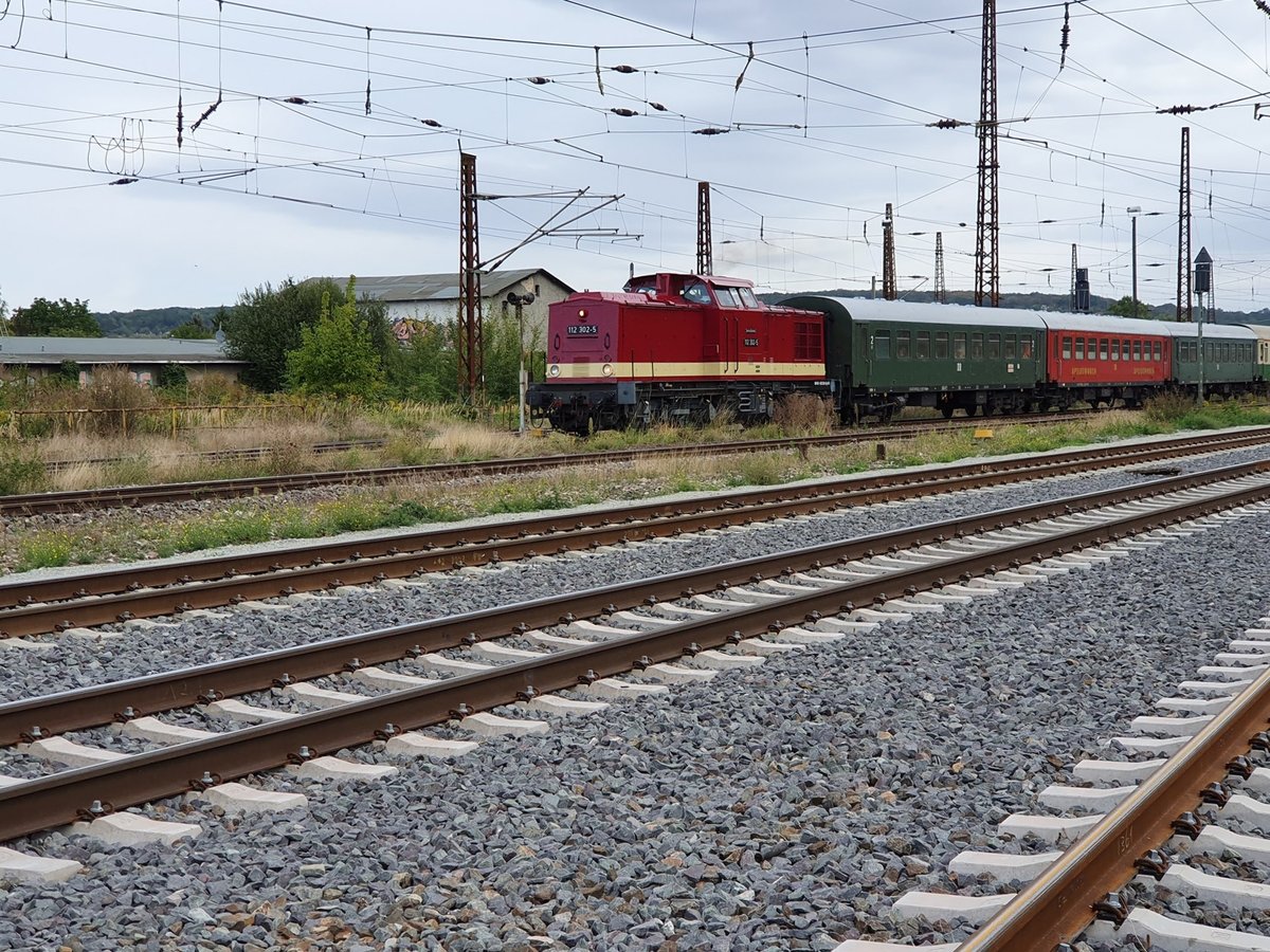 Zum Freyburger Winzerfest kam am 07.09.2019 auch mal wieder der Lausitzer Dampflokclub mit einem Sonderzug ins Unstruttal. Die LDC 112 302-5 bespannte den DPE 73989 von Cottbus nach Freyburg, hier zusehen in Naumburg Hbf. Die Abstellung erfolgte in der Awanst Vitzenburg. (Foto: Dominik Steinfatt)