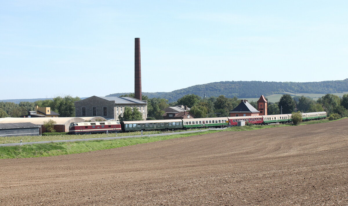 Zum gr��ten Weinfest in Mitteldeutschland, dem Freyburger Winzerfest, kam am 09.09.2023 die PRESS 118 757-4 mit einem sch�nen Wagenpark aus Zwickau (Sachs) Hbf ins Unstruttal und f�hrt hier in Laucha (Unstrut) in die Abstellung nach Karsdorf.