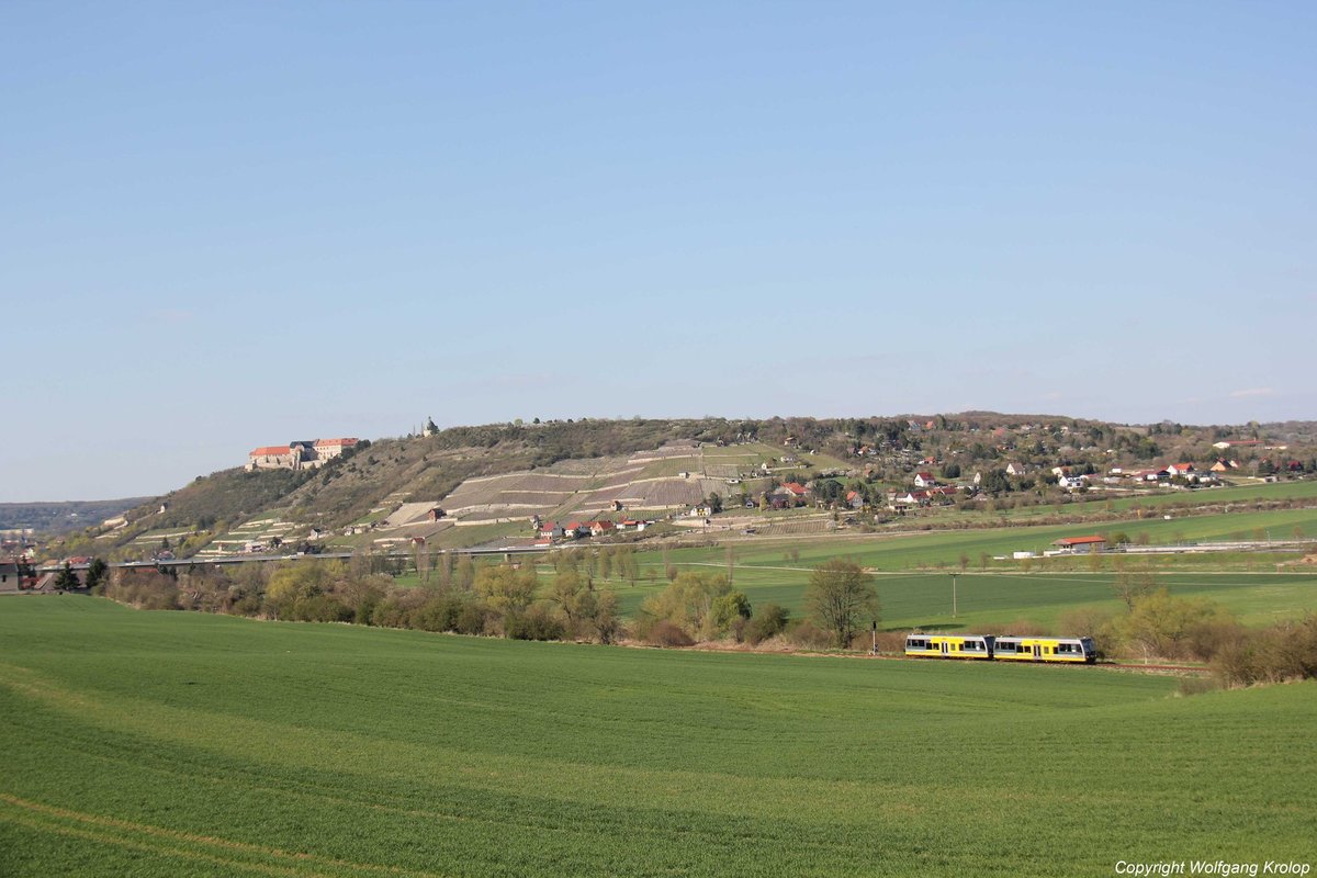 Zwei 672er der Burgenlandbahn als RB von Wangen nach Naumburg Ost, am 19.04.2015 bei Ni�mitz. (Foto: Wolfgang Krolop)