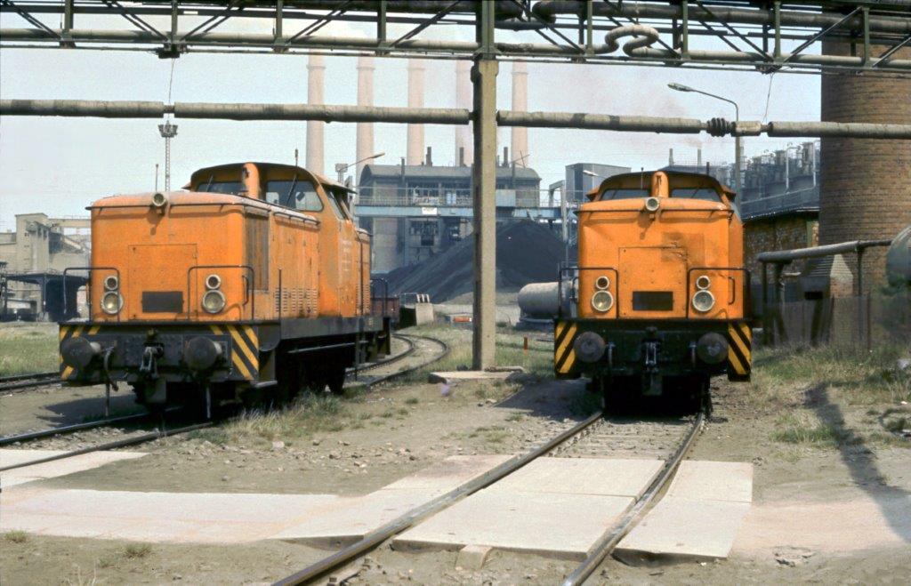 Zwei Werks V60 vom Zementwerk Karsdorf am 08.05.1981 auf Gleis 20 und 21 im Zementwerk Karsdorf. Im Hintergrund erkennt man die Schornsteine vom Werk 2. (Foto: Klaus Pollm�cher)