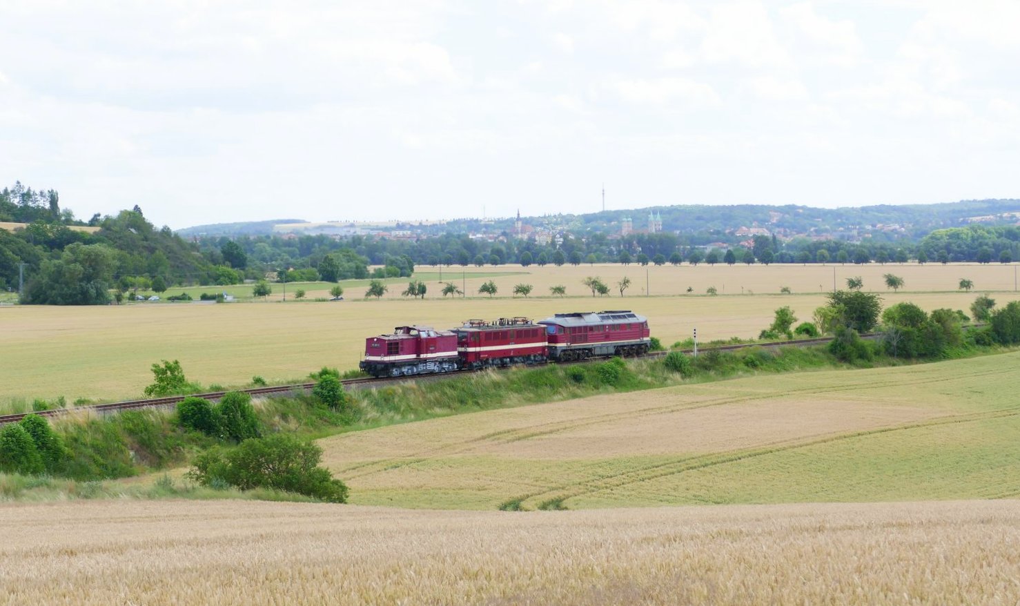 Am 06.07.2020 überführte die EBS 110 001 bei Kleinjena die 142 110 und die 132 334 ab Naumburg (S) Hbf nach Karsdorf. (Foto: Wolfgang Krolop)