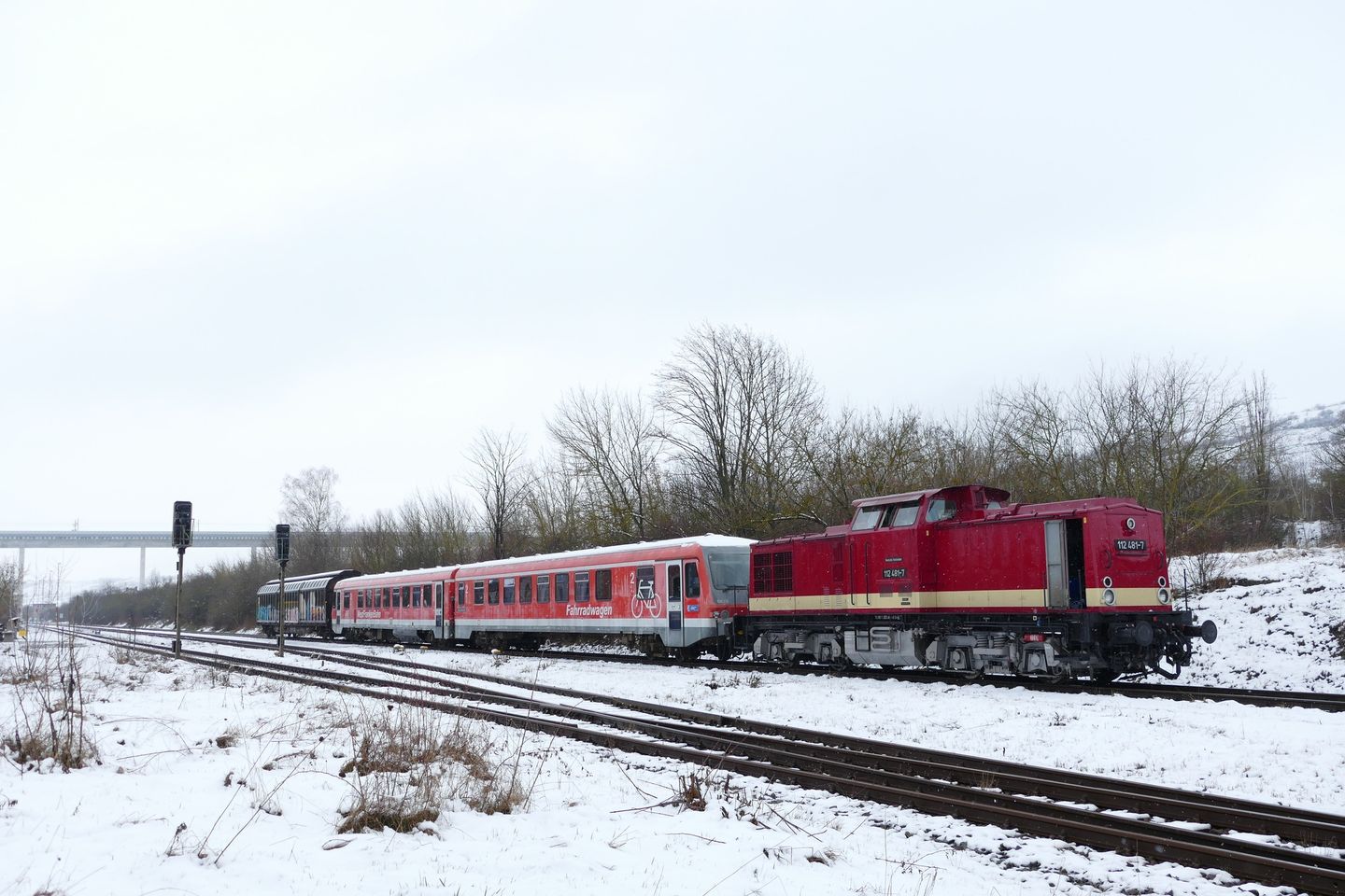 Am 08.03.2023 überführte die MaS Bahnconsult 112 481-7 den ex DB 628 256 vom DB Stillstandsmanagement zusammen mit einem Schutzwagen als DGS 92610 nach Leipzig Hbf. Hier steht der Zug in Karsdorf Bbf. (Foto: Wolfgang Krolop) 