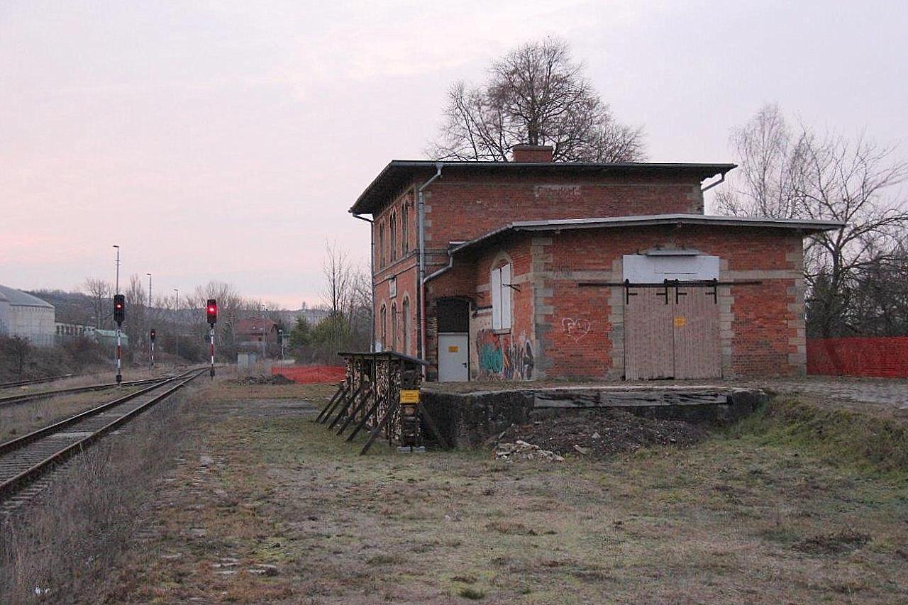 Das ehemalige Bahnhofsgebäude in Karsdorf am 20.02.2019. An der Hauswand über dem Schuppen kann man erkennen, dass es früher sogar mit Carsdorf beschildert war. (Foto: Wolfgang Krolop)