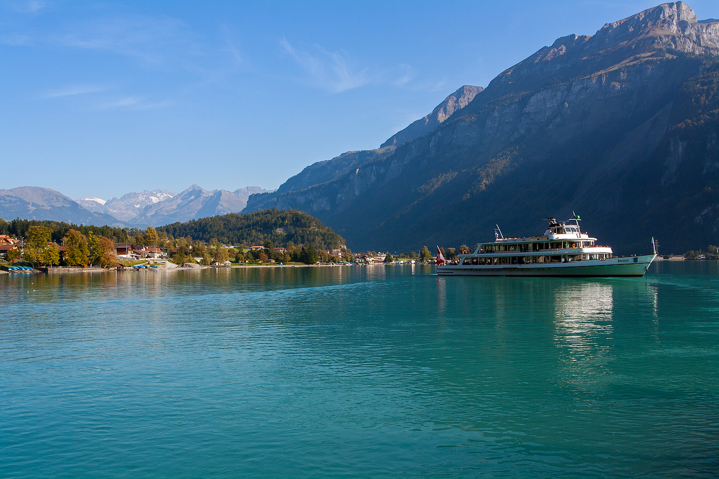 Das MS „Brienz“ der BLS Schifffahrt AG am 30.09.2011 in Brienz am Brienzersee. 

Auf dem Motorschiff „Brienz“ finden Sie sich in einer „Bauernstube“ wieder. Der Innenausbau mit viel Holz verleiht dem Schiff ein gemütliches und rustikales Ambiente.

Wissenswertes über das Schiff:
Fassungsvermögen: 1.000 Personen
Baujahr: 1981
Bauwerft: Bodan Werft, Kressbronn
Länge über alles: 53.00 m
Breite über alles: 11.00 m
Antrieb: 2 x 330 KW
Geschwindigkeit: 27 km/h

