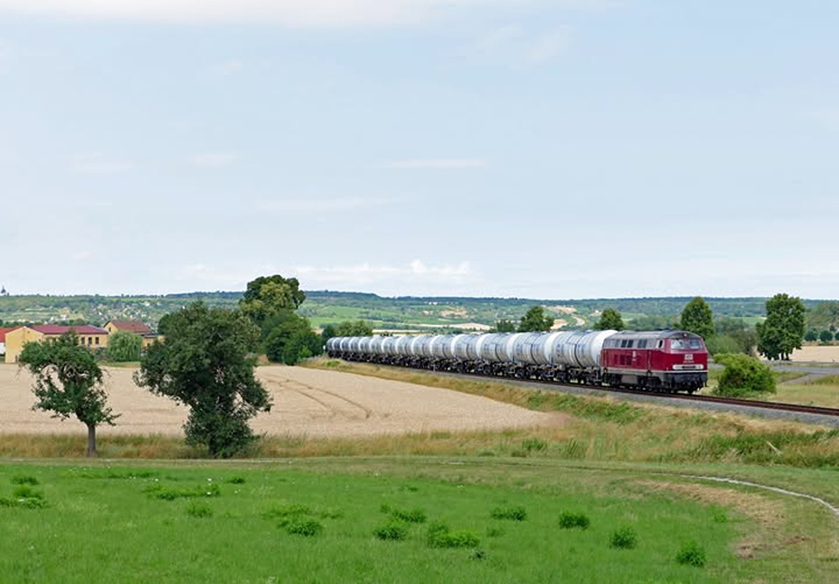 Die 216 224-6 der Traktion4Rent GmbH überführte am 15.07.2025 neue GATX-Kesselwagen aus der Abstellung in Vitzenburg über die #Unstrutbahn Richtung Gera und ist hier bei Kleinjena unterwegs. (Foto: Wolfgang Krolop)