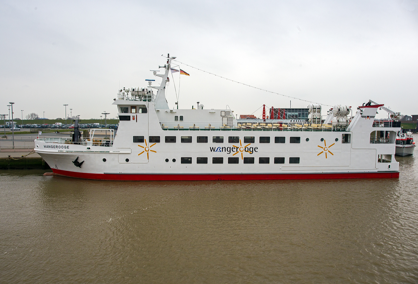 Die Fähre MS Wangerooge am 11 März 2024 am Anleger in Harlesiel.
Die Wangerooge ist (neben der Harlingerland) eines der beiden regelmäßig zwischen der Nordseeinsel Wangerooge und Harlesiel eingesetzten Fährschiffe. Betrieben wird das Schiff im Auftrag der zur Deutschen Bahn AG gehörenden SIW Schifffahrt und Inselbahn Wangerooge durch die Reederei Warrings. Das Schiff von 1985 ersetzte ein Vorgängerschiff gleichen Namens von 1960, das ebenfalls auf der Husumer Schiffswerft GmbH  Co.KG gebaut wurde.

Das Schiff ist eine reine Personenfähre. Einzig das aufzugebende Gepäck der Reisenden wird in kleinen Containern auf dem Vorschiff transportiert. Die kleinen Container werden mit einem am Schiff montierten Kran auf das Vorschiff und später in Wangerooge auf die Inselbahn geladen.

Trotz des geringen Tiefgangs der Wangerooge ist die Fährverbindung Wangerooge–Harlesiel tideabhängig. Der Fahrplan und die Abfahrtzeiten ändern sich so täglich, man muss genau in die Fahrpläne schauen. 

Die Fähre MS   Wangerooge  wurde speziell für das schwierige Revier konzipiert. 

TECHNISCHE DATEN:
Länge über alles: 45,30 m 
Breite über alles:10,00 m
Tiefgang (max.):  1,32 m
Geschwindigkeit: 11,8 kn (22 km/h)
Vermessung: 621 BRZ 
Verdrängung: 355,89 t
Maschinenanlage: 4 Volvo Penta TAMD 121 C Dieselmotore
Leistung (gesmat): 1.080 kW (1.468 PS)
Höchstgeschwindigkeit: 11,8 kn (22 km/h)
Propeller: 2
Platzkapazität im Sommer: 760 Personen
Platzkapazität im Winter: 480 Personen

Rechts dahinter sieht man die neue Schnellfähre nach Wangerooge, den „DB Watt Sprinter I“, dieser fährt aber nur in der Saison. Er fährt die Strecke in 20 Minuten (anstatt 45 bis 60 Minuten) und ist zudem unabhängiger von den Gezeiten