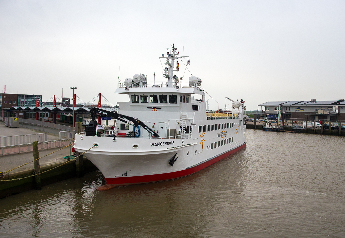 Die Fähre MS Wangerooge am 11 März 2024 am Anleger in Harlesiel.
Die Wangerooge ist (neben der Harlingerland) eines der beiden regelmäßig zwischen der Nordseeinsel Wangerooge und Harlesiel eingesetzten Fährschiffe. Betrieben wird das Schiff im Auftrag der zur Deutschen Bahn AG gehörenden SIW Schifffahrt und Inselbahn Wangerooge durch die Reederei Warrings. Das Schiff von 1985 ersetzte ein Vorgängerschiff gleichen Namens von 1960, das ebenfalls auf der Husumer Schiffswerft GmbH  Co.KG gebaut wurde.

Das Schiff ist eine reine Personenfähre. Einzig das aufzugebende Gepäck der Reisenden wird in kleinen Containern auf dem Vorschiff transportiert. Die kleinen Container werden mit einem am Schiff montierten Kran auf das Vorschiff und später in Wangerooge auf die Inselbahn geladen.

Trotz des geringen Tiefgangs der Wangerooge ist die Fährverbindung Wangerooge–Harlesiel tideabhängig. Der Fahrplan und die Abfahrtzeiten ändern sich so täglich, man muss genau in die Fahrpläne schauen. 

Die Fähre MS   Wangerooge  wurde speziell für das schwierige Revier konzipiert. 

TECHNISCHE DATEN:
Länge über alles: 45,30 m 
Breite über alles:10,00 m
Tiefgang (max.):  1,32 m
Geschwindigkeit: 11,8 kn (22 km/h)
Vermessung: 621 BRZ 
Verdrängung: 355,89 t
Maschinenanlage: 4 Volvo Penta TAMD 121 C Dieselmotore
Leistung (gesmat): 1.080 kW (1.468 PS)
Höchstgeschwindigkeit: 11,8 kn (22 km/h)
Propeller: 2
Platzkapazität im Sommer: 760 Personen
Platzkapazität im Winter: 480 Personen

