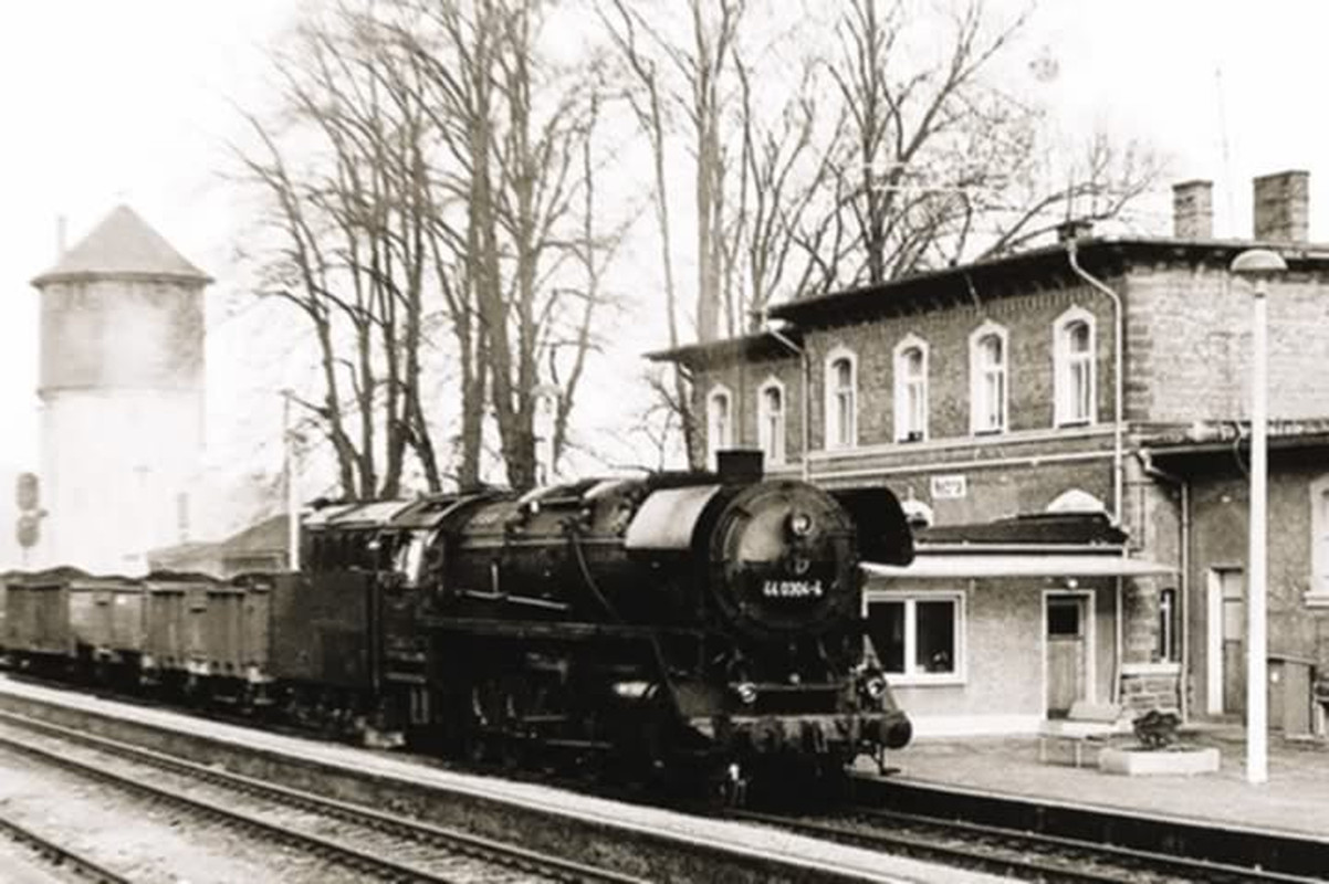 DR 44 0304-4 mit einem Kohlezug Richtung Artern, am 20.11.1981 im Bahnhof Nebra. (Foto: Detlef Beck)