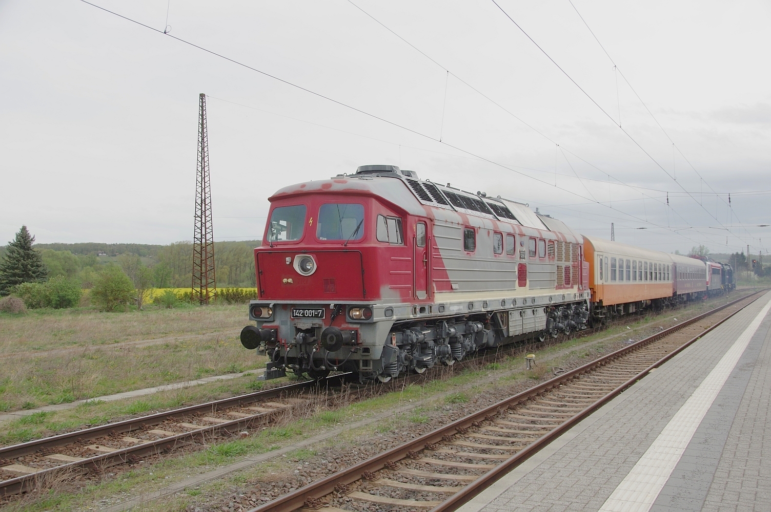 EBS 142 001-7 mit 2 Wagen auf der Fahrt von Chemnitz nach Karsdorf, am 09.04.2024 in Naumburg (S) Hbf. Ab Naumburg wurden noch die FWK 155 046 & die EBS 202 597 + 202 738 mit überführt. (Foto: Marco Zergiebel)