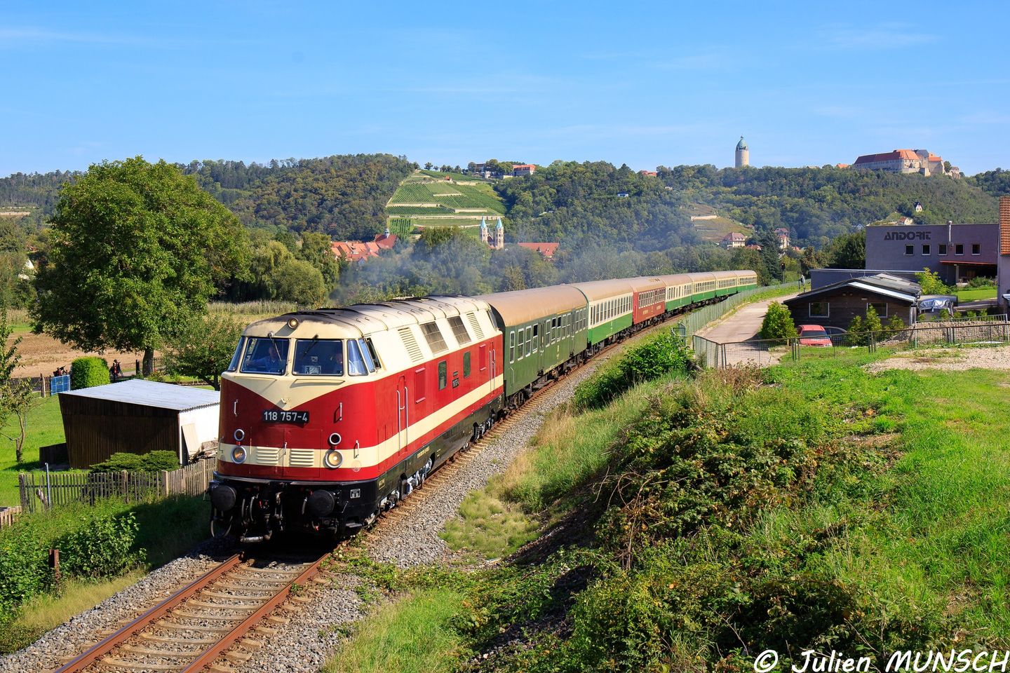 Zum Winzerfest in Freyburg (Unstrut) verkehrte die PRESS 118 757-4 am 09.09.2023 mit dem DPE 1820 von Zwickau (Sachs) Hbf nach Karsdorf. Hier verlässt der Sonderzug mit Blick auf Schloss Neuenburg Freyburg an der Unstrut. (Foto: Julien Munsch)
