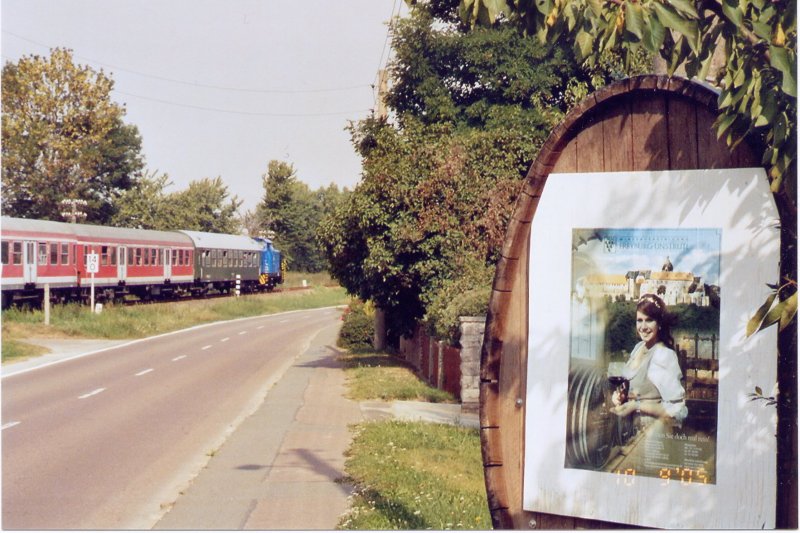 Auf der Fahrt nach Karsdorf passiert die PRESS 346 019-6 mit ihrem Leerzug auch das Weingut Boy in Laucha, welches auch kr�ftig Werbung f�r das stattfindende Winzerfest in Freyburg macht; 10.09.2005 (Foto: G�nther G�bel)