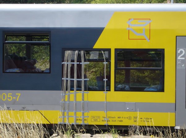 Burgenlandbahn 672 905-7 verkabelt und mit simulierten Fahrg�sten (M�lls�cke) im Bf Artern. Grund der Testfahrten waren die bei einer Untersuchung festgestellten Risse im Rahmen der Triebwagen dieser BR im Jahr 2006. Jetzt sollte der Erfolg der durchgef�hrten Stabilisierungsma�nahmen �berpr�ft werden; 26.07.2006 (Foto: Christof Rommel)