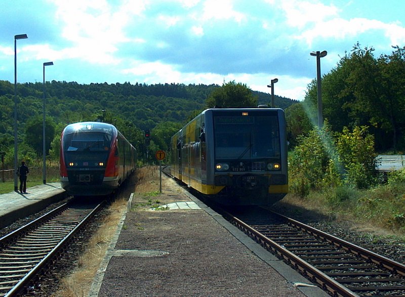 Da am Winzerfestwochenende die eingesetzten Triebwagen der BR 642 den Hp Wangen wegen ihrer L�nge nicht anfahren konnten, hie� es im Bf Nebra umsteigen in die gewohnten Triebwagen der Burgenlandbahn, die die Reisenden weiter nach Wangen bef�rderten; 12.09.2009