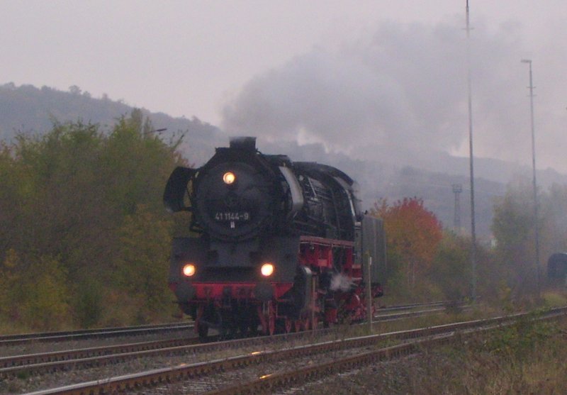 Das graue und nasse Herbstwetter umh�llt die 41 1144-9 der IGE  Werrabahn Eisenach  e.V. bei den F�hrerstandsmitfahrten im Bf Karsdorf; 21.10.2007