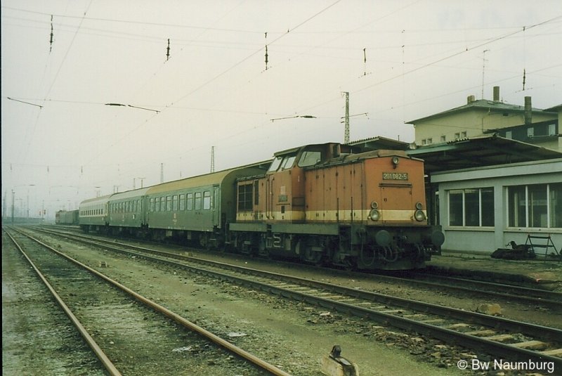 DB 201 082-5 mit einem Personenzug nach Artern auf Gleis 5 in Naumburg (S) Hbf; 10.12.1994 (Foto: J�rg Berthold)