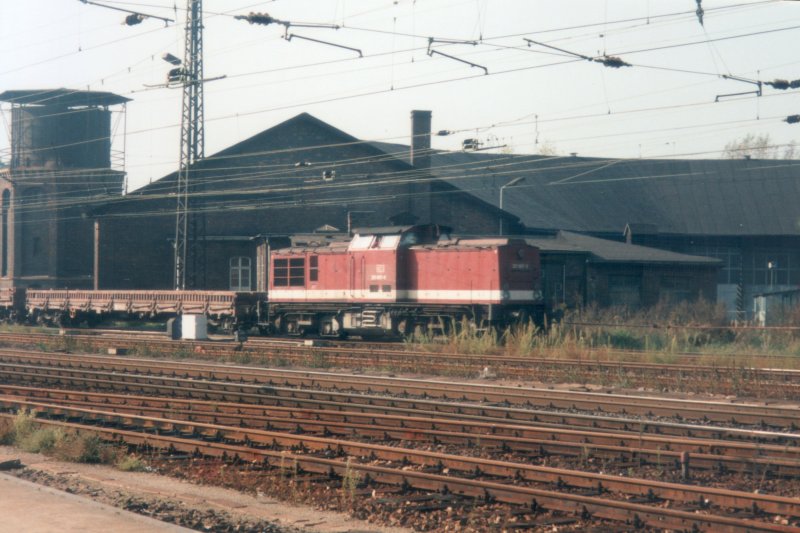 DB 201 867-9 mit einem Nahg�terzug aus Karsdorf bei der Einfahrt in Naumburg (Saale) Hbf. Im Hintergrund erkennt man das ehemalige Bw; September 1995 (Foto: Mario Fliege)