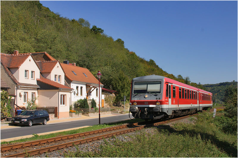 DB 628 606-6 als RB von Naumburg (S) Hbf nach Artern bei der Durchfahrt in Wangen; 23.09.2006 (Foto: John Henry Deterding)