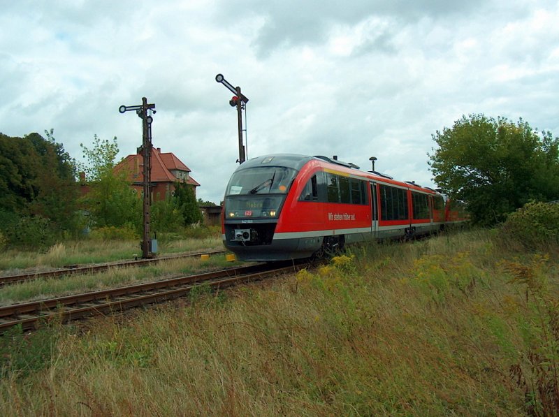 DB 642 669 + 642 163 als RB 25974 vom Naumburg (S) Ost nach Nebra, bei der Ausfahrt in Laucha; 13.09.2009