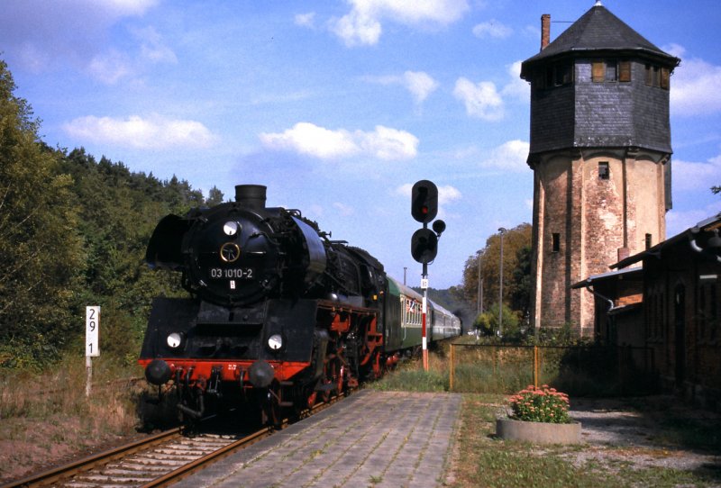 DB Museum 03 1010-2 mit einem Winzerfestplanzug aus Naumburg (S) Hbf, am 07.09.2002 bei der Einfahrt in Nebra. (Foto: Uwe B�hme)