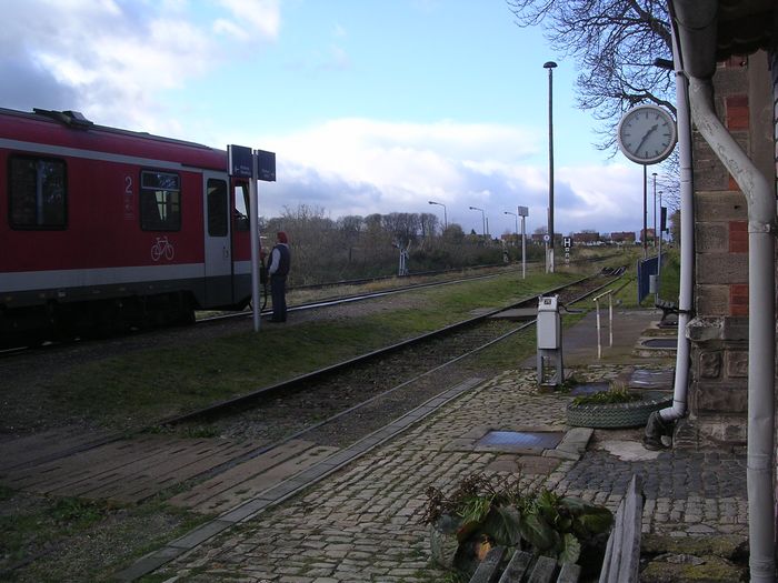 Der Fahrdienstleiters im Bf Gehofen im Gespr�ch mit einem Tf der Burgenlandbahn; November 2006 (Foto: Thomas Menzel)