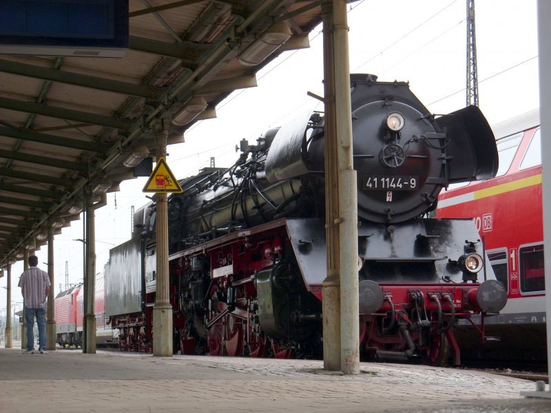 Der Naumburger Bahnsteig 3 (heute Gleise 4 und 5) entstand durch die Inbetriebnahme der Unstrutbahn Naumburg-Artern im Jahr 1889. Die 41 1144-9 ist dagegen noch ein  junger H�pfer ...; 13.07.2008 (Foto: Klaus Pollm�cher)
