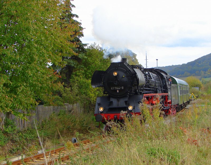 Die 41 1144-9 der IGE Werrabahn mit dem Lr 74611 von Freyburg nach Karsdorf, am 25.10.2009 bei der Ausfahrt in Laucha. (Foto: Dieter Thomas)