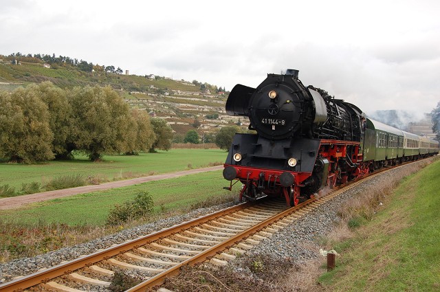 Die 41 1144-9 mit dem Lr 74611 am 25.10.2009 auf der Fahrt zur Abstellung nach Karsdorf zwischen Freyburg und Balgst�dt. (Foto: dampflok015)