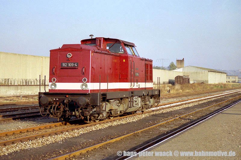DR 112 109-4 beim rangieren im Bf Vitzenburg; 28.10.1991 (Foto: Hans-Peter Waack, bahnmotive.de)