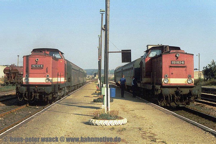 DR 112 127-6 + DR 110 053-6 mit Personenz�gen aus R�blingen am See und Naumburg (S) Hbf in Vitzenburg. 110 053-6 wird weiter in Richtung Artern fahren und 110 127-6 wird sich an das andere Ende des Zuges setzen und nach R�blingen zur�ck fahren, nicht jedoch, bevor das Lokpersonal und der Fotograf einen Kaffee im Bahnhof genommen haben; September 1991 (Foto: Hans-Peter Waack, www.bahnmotive.de)