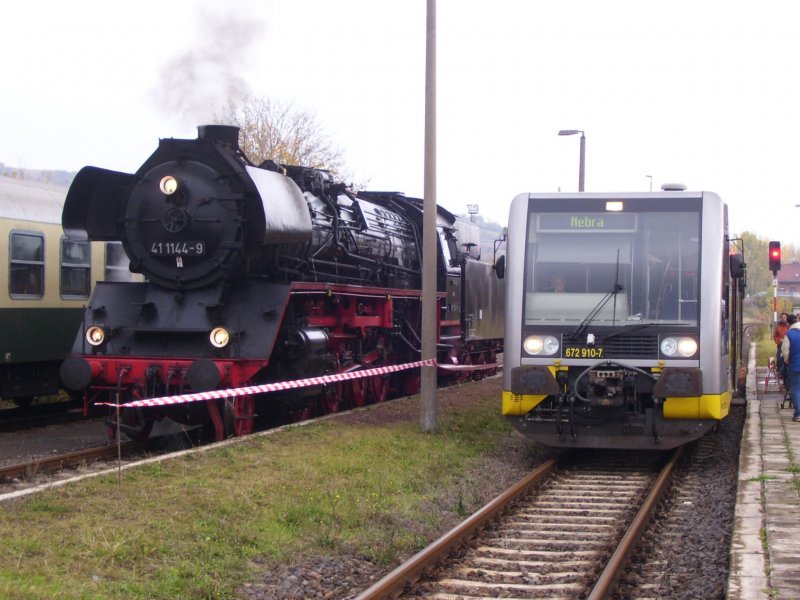 DR 41 1144-9 + Burgenlandbahn 672 910-7  Stadt Wei�enfels  im Bf Karsdorf. Tradition trifft auf Moderne bei unserem 2. Dampflokfest; 21.10.2007