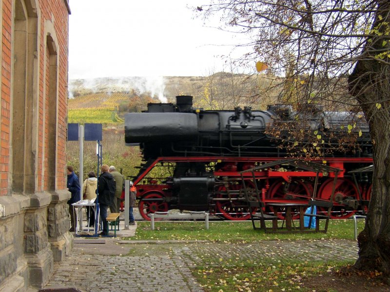 DR 41 1144-9 der IGE  Werrabahn Eisenach  e.V. setzt nach der Ankunft im Bf Karsdorf um; 26.10.2008