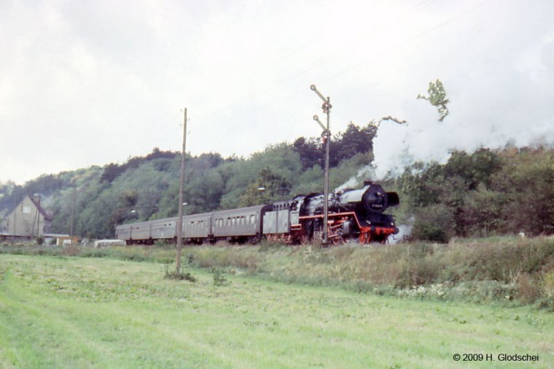 DR 41 1263-7 mit einem DMV-Sonderzug von Erfurt Hbf nach Naumburg Hbf, am 30.9.1978 bei der Einfahrt in Vitzenburg. (Foto: Heinz Glodschei)