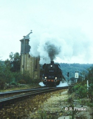 DR 44 1093-2 mit dem Sonderzug auf der R�ckfahrt nach Naumburg bei der Ausfahrt in Nebra; 01.10.1989 (Foto: Roberto Franke) 