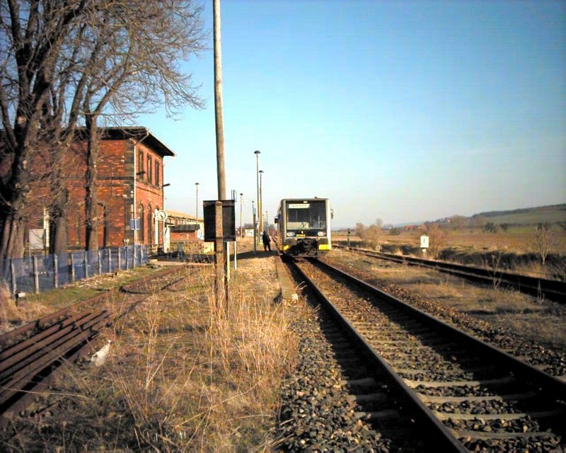 Ein Triebwagen der Burgenlandbahn im Bahnhof Gehofen im Fr�hjahr 2005.