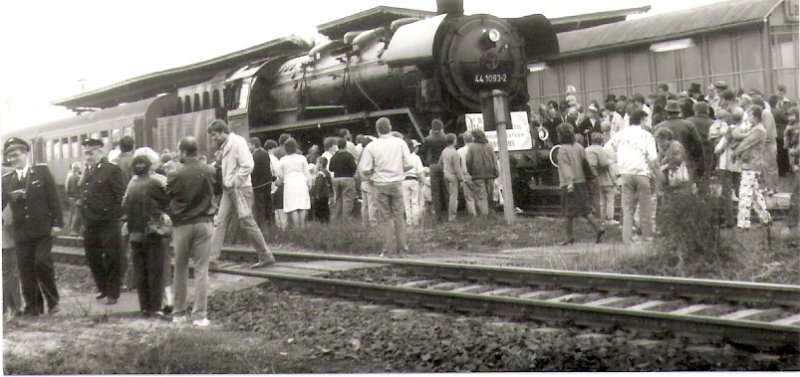 Eisenbahn zum sehen und anfassen im Bf Laucha, zahlreiche B�rger gratulierten zum 100.Geburtstag  unserer  Unstrutbahn; 01.10.1989 (Foto: Dieter Thomas)