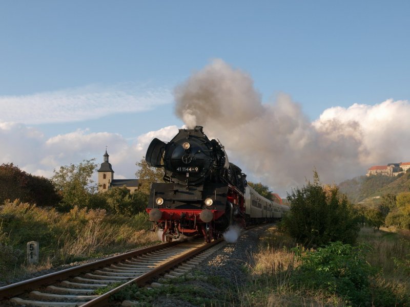 IGE Werrabahn 41 1144-9 mit dem  ROTK�PPCHEN-EXPRESS  nach Altenburg, bei der Durchfahrt in Ni�mitz am 04.10.2009. (Foto: Steffen Tautz)