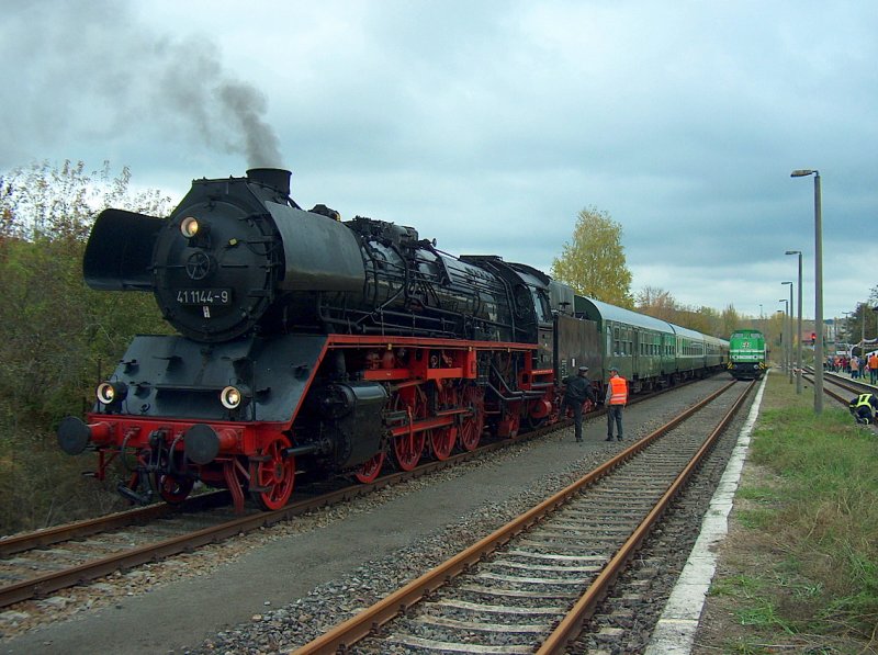 IGE Werrabahn 41 1144-9 mit dem Leerpark des  Rotk�ppchen-Express II  aus Eisenach, am 25.10.2009 in Karsdorf.