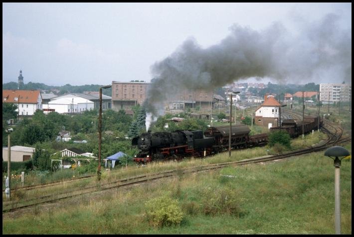 IGE Werrabahn 52 8039-1 mit einem Fotog�terzug von Sondershausen nach Freyburg und zur�ck nach Artern, am 24.08.1996 bei der Ausfahrt in Ro�leben. (Foto: Steffen Tautz)