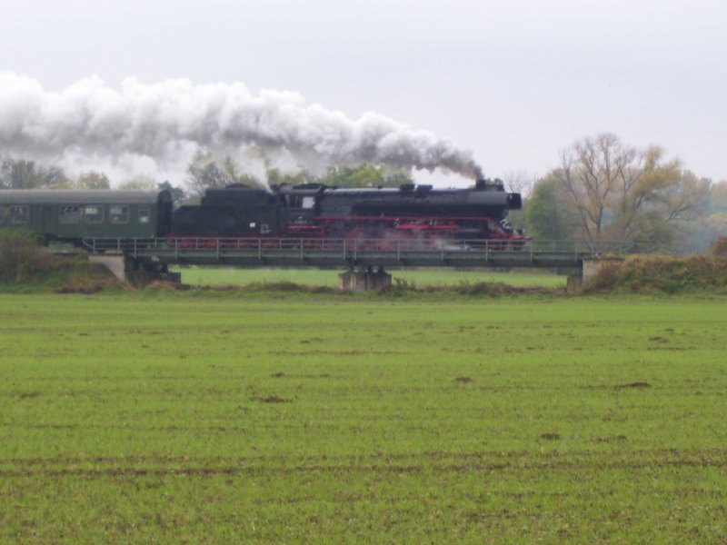 IGE Werrabahn Eisenach 41 1144-9 mit dem RE 16280  ROTK�PPCHEN-EXPRESS  von Eisenach nach Freyburg, bei Ro�bach; 21.10.2007