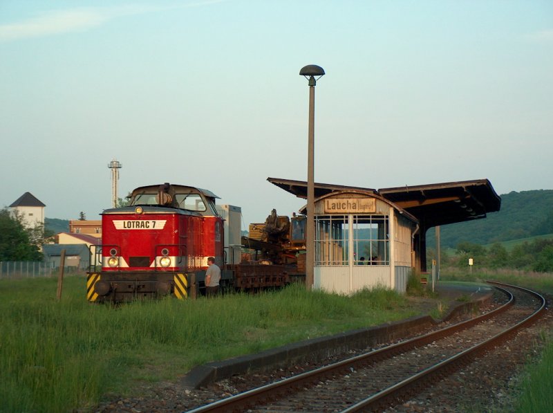 LOTRAC 7 beim Kreuzungshalt auf den Weg nach Karsdorf im Bf Laucha (Unstrut); 13.05.2008 