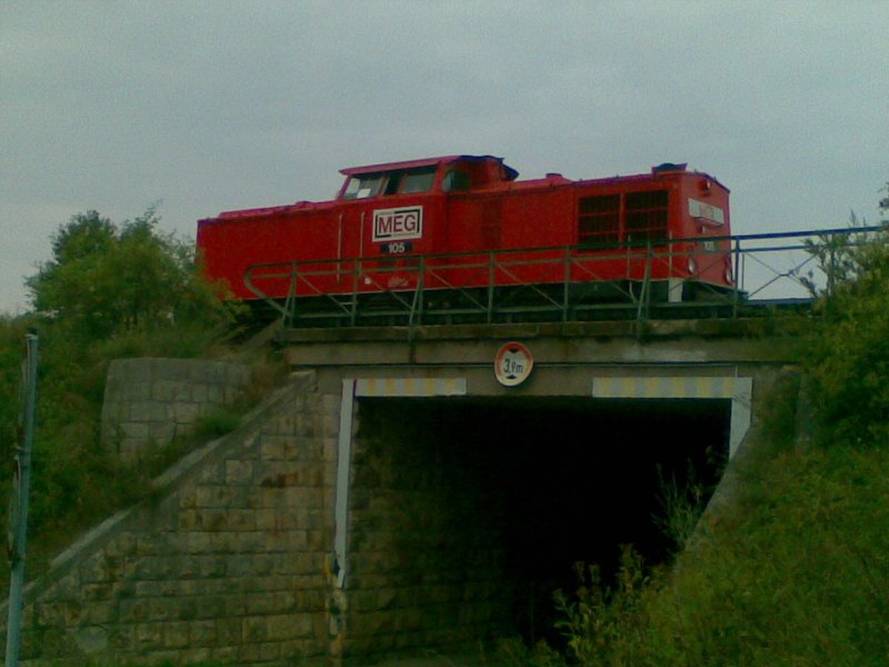 MEG 105 beim Kreuzungshalt in Laucha (Unstrut). Sie hat einen Bauzug nach Karsdorf gebracht und f�hrt jetzt solo nach Gro�korbetha; 26.08.2009
