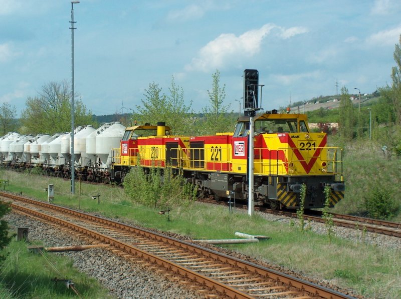 MEG 221 (92 80 1275 221-0 D-MEG) + 220 (92 80 1275 220-2 D-MEG) mit einem Zementzug im Bf Karsdorf; 30.04.2008